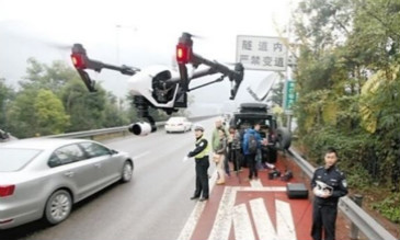 無(wú)人機(jī)“交警”助力交通管理，讓道路更順暢